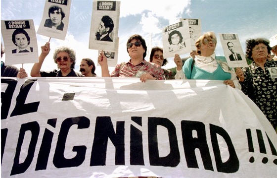 Příbuzní lidí zmizelých za Pinochetovy diktatury v letech 1973-1990 demonstrují...