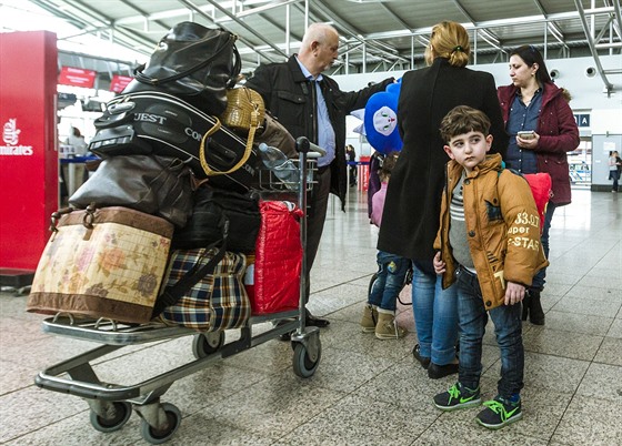 Osm členů křesťanské rodiny z Iráku odletělo z pražského letiště (7. dubna...