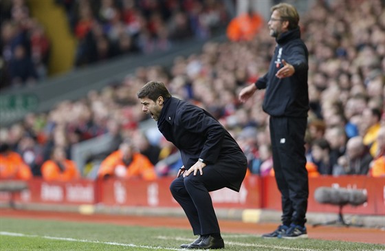 Trenér Mauricio Pochettino z Tottenhamu bhem duelu na Liverpoolu. Za ním jeho...