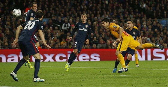Luis Suárez z Barcelony hlavikuje na bránu Atlétika Madrid ve tvrtfinále Ligy...
