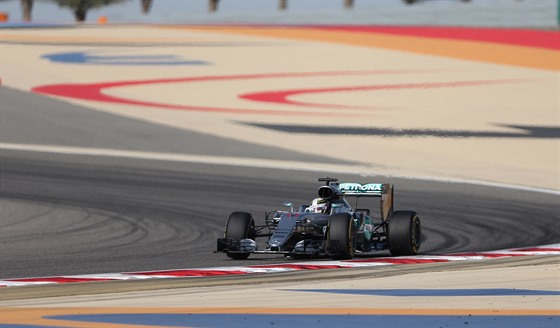 Lewis Hamilton bhem tetího tréninku na Velkou cenu Bahrajnu.