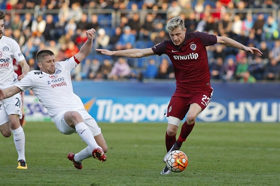 Sparan Ladislav Krejí se snaí uniknout obran Slovácka v utkání 23. kola...