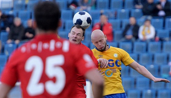 Brnnský Jakub ezníek (v erveném) v souboji s teplickým Zurabem Ciskaridzem.