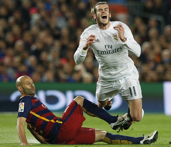 Javier Mascherano v souboji s Garethem Balem.