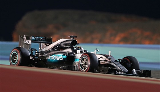 Lewis Hamilton na trati bhem Velké ceny Bahrajnu.