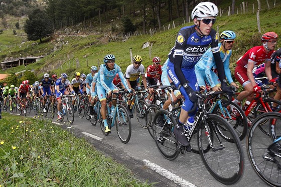 Cyklistický peloton na závod Kolem Baskicka. V popedí Daniel Martin z Etixxu.