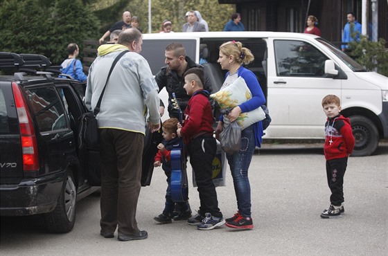 Irátí uprchlíci v pátek dopoledne nasedli do pistavených automobil a opustili Okrouhlík u Jihlavy
