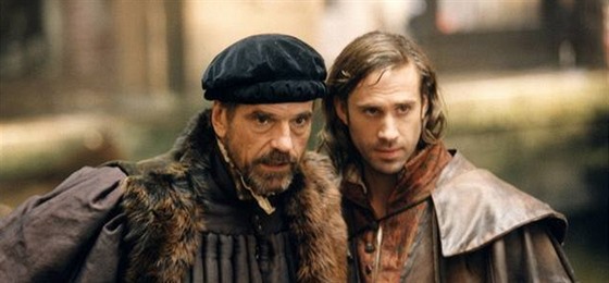 Jeremy Irons a Joseph Fiennes ve filmu Kupec benátský (2004)