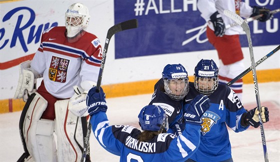 Finské hokejistky se radují z gólu v utkání proti esku.