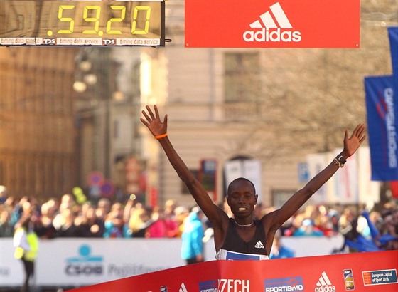 Kean Daniel Wanjiru vítzí v Praském plmaratonu.