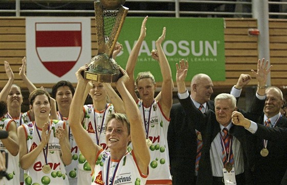 Brnnská kapitánka Hana Horáková v roce 2006 zvedla nad hlavu pohár pro vítze...