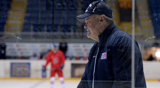 Kouč hokejové reprezentace Vladimír Vůjtek vede trénink v Ústí nad Labem.