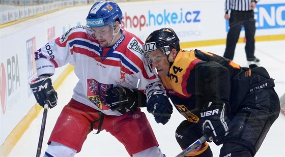 Český hokejista Petr Holík (vlevo) v souboji s  Benediktem Kohlem z Německa.