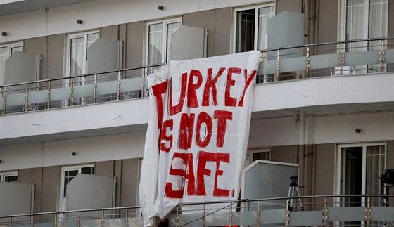 Demonstranti na ostrov Lesbos vyvsili transparent s nápisem Turecko není...