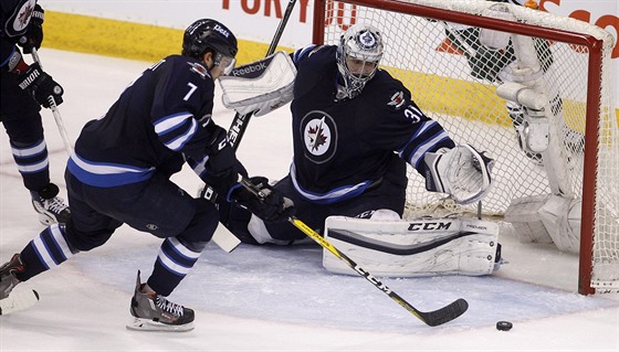 V ZÁPAHU. Gólman Winnipegu Ondej Pavelec v akci v duelu s Minnesotou