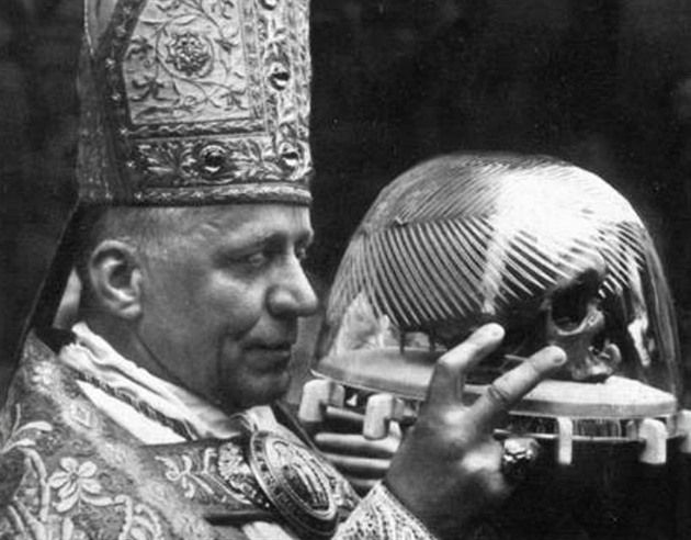Kardinál Josef Beran s lebkou sv. Vojtěcha.