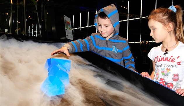 D�ti si prohlí�ejí jeden z exponát� ve v�deckém centru Vida!, který ukazuje,...