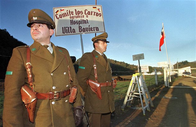 Chilská policie u bran Colonia Dignidad (23. kv�tna 1997)