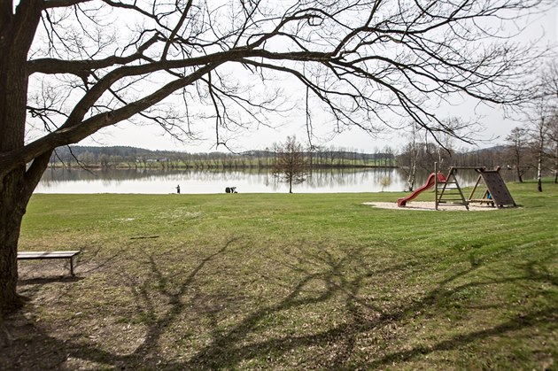 Denní povolenka na rybníku tilec stojí 400 korun.