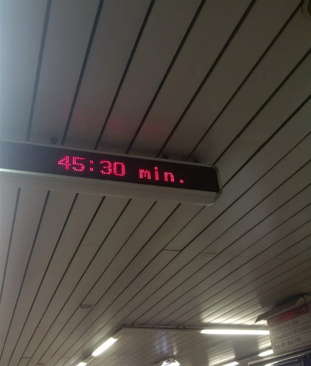 Časomíra ve stanici metra Budějovická zmátla cestující. Ukazovala interval přes...