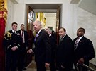 Viceprezident USA Joe Biden pichází na pracovní veei pro úastníky summitu o...