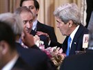 Jordánský ministr zahranií Násir Dude a jeho americký protjek John Kerry na...