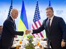 Viceprezident USA Joe Biden a ukrajinský prezident Petro Poroenko na summitu o...