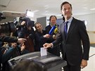 Premiér Mark Rutte vhazuje lístek do volební urny (6. dubna 2016)