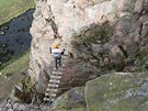 Ve skalách u eky Svratky vytvoili horolezci dv stezky zajitné ocelovým...
