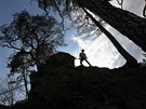 Ve skalách u eky Svratky vytvoili horolezci dv stezky zajitné ocelovým...