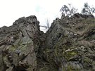 Ve skalch u eky Svratky vytvoili horolezci dv stezky zajitn ocelovm...