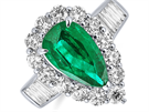 Smaragd vybrouený do tvaru slzy zdobí diamanty