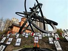 Památník obětem černobylské havárie obklopený fotkami obětí v ukrajinském...