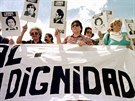 Píbuzní lidí zmizelých za Pinochetovy diktatury v letech 1973-1990 demonstrují...