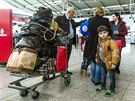 Osm len kesanské rodiny z Iráku odletlo z praského letit (7. dubna...