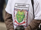 Hrstka aktivist ze skupiny Kaputin se ve tvrtek odpoledne sela na Praském...