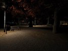 Noc v parku v poítaové he o bezdomovcích.