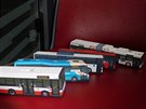 Modely autobus v pomru 1:100, které vytváí Jan astný.