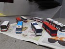 Modely autobus v pomru 1:100, které vytváí Jan astný.