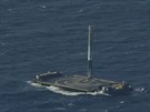 Raketa Falcon 9 spolenosti SpaceX poprvé úspn pistála na ploin v Tichém...