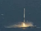 Falcon 9 pi svém prvním úspném pistání na ploin v Tichém oceánu (8. 4....