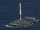 Falcon 9 po prvním úspném pistání na ploin v Tichém oceánu. 8.4.2016