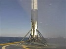 První stupeň rakety Falcon 9 bezpečně spočívá na plovoucí plošině.