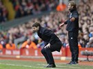 Trenér Mauricio Pochettino z Tottenhamu bhem duelu na Liverpoolu. Za ním jeho...