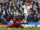 Liverpoolský stoper Mamadou Sakho se snaí zastavit Son Heung-Mina z Tottenhamu.