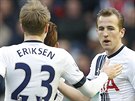 Radost fotbalist Tottenhamu, Christian Eriksen gratuluje Harry Kaneovi...