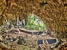 Pohled do jeskyn Liang Bua, kde byly objeveny pozstatky Homo floresiensis