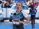 Eva Vrabcová-Nývltová dobíhá do cíle Praského plmaratonu v ase jen o tyi...