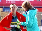 Vyerpaná Eva Vrabcová-Nývltová v cíli Praského plmaratonu.