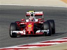 Kimi Räikkönen na trati bahrajnského okruhu ve tetím tréninku